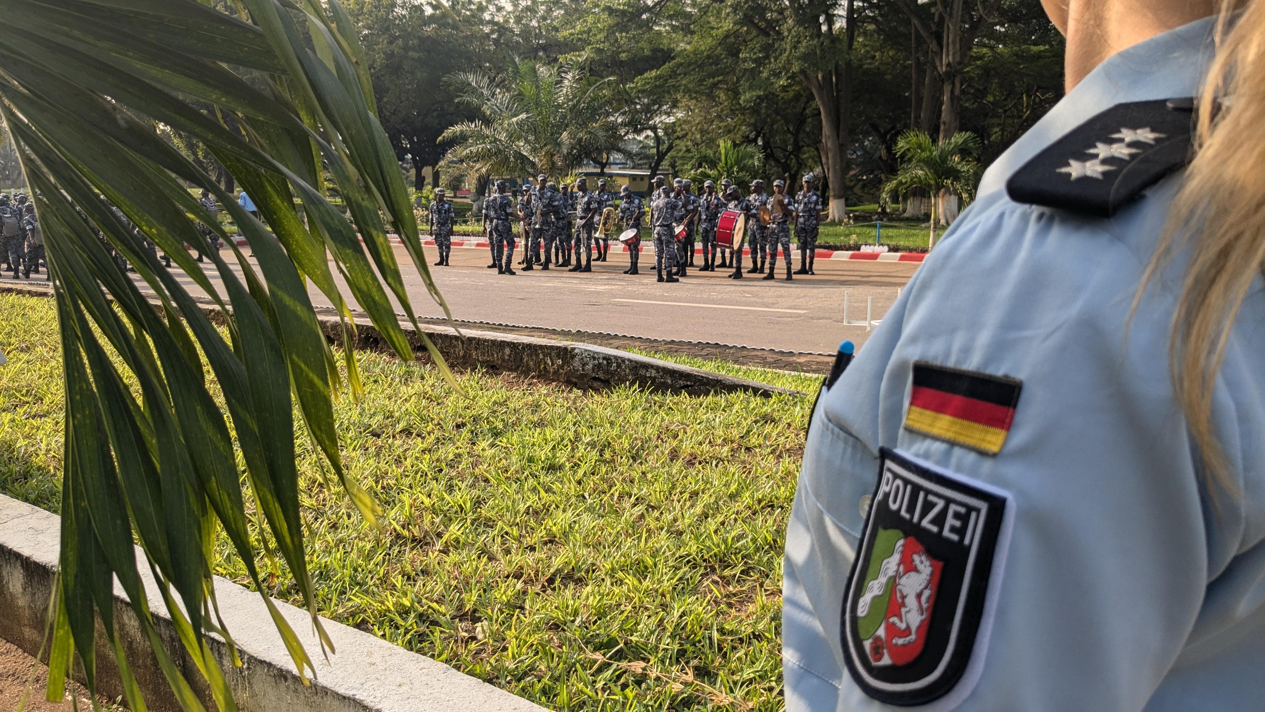 A LAFP trainer observes the Ivorian chapel.