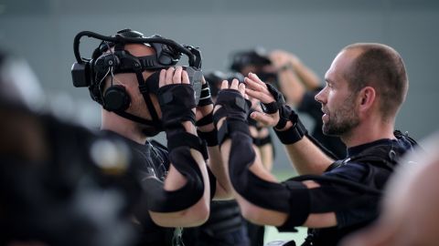 Kalibrierung: Die Sensoren am Körper und die VR-Brille müssen zu Beginn des Trainings individuell eingestellt werden.