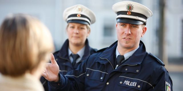 Polizist und Polizistin geben Auskunft