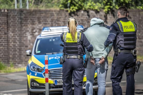 Symbolbild: Ein 20-Jähriger wurde von der Polizei festgenommen.